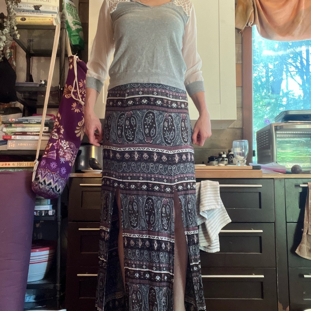 Skirt with slits